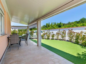 Stylish Holiday Home in Banjole with Swimming Pool